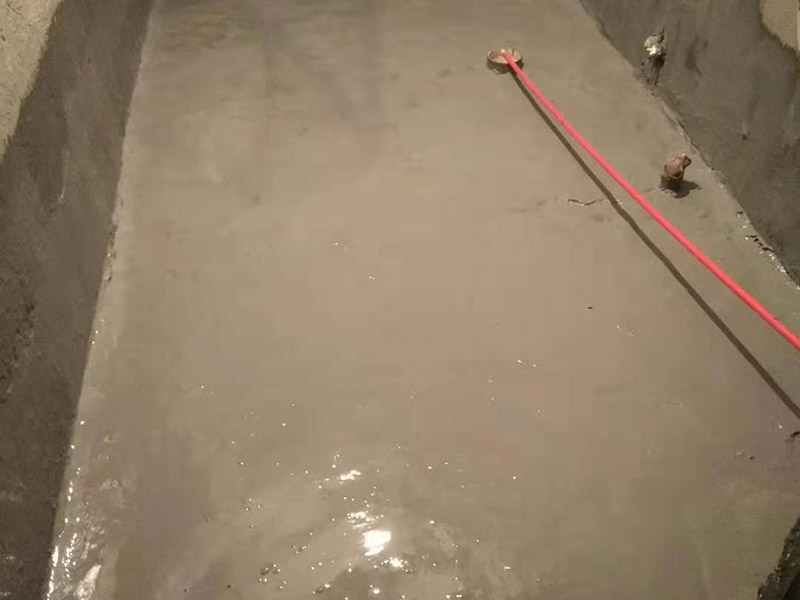 衛生間刷防水：首先要進行地面處理，確保地面干凈，沒有任何雜物污染，基層表面堅實，無脫皮等現象，我們還要進行地面找平，保證地面平整，沒有較大的缺陷和補痕。一般來說，衛生間的防水要做到180厘米，非淋浴墻面防水不能低于35厘米。小編建議防水統一做到180厘米。刷涂料不僅要注意高度，還有注意涂刷的厚度，國家規定防水涂料要涂到1.5毫米厚。防水涂料是要刷兩遍，第二遍涂料是要等第一遍涂料干透之后才能開始刷。