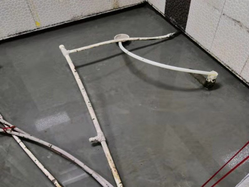 衛(wèi)生間閉水試驗(yàn)：防水施工驗(yàn)收，需要進(jìn)行兩次閉水試驗(yàn)。但是沒(méi)有規(guī)定兩次閉水試驗(yàn)都是在什么時(shí)候做，所以不同地區(qū)、不同裝修公司，做兩次試驗(yàn)的時(shí)間也不同。常見(jiàn)兩種做法： 1.第一次防水試驗(yàn)在防水層施工完成，保護(hù)層施工之前進(jìn)行，這種做法可以及早找出防水層施工的錯(cuò)誤，并及時(shí)進(jìn)行改正。 第二次防水試驗(yàn)在保護(hù)層施工完成后進(jìn)行，這一次試驗(yàn)也是業(yè)主、物業(yè)對(duì)防水工程的驗(yàn)收。 2.第一次防水試驗(yàn)在防水完全施工后（保護(hù)層也施工完成），驗(yàn)收也是在此時(shí)進(jìn)行。 第二次防水試驗(yàn)在地面、潔具施工完成后（入住前）。這樣做的好處，是可以檢查在地面施工時(shí)，是否對(duì)防水層造成了破壞。 無(wú)論使用哪種做法，在發(fā)現(xiàn)防水施工錯(cuò)誤之后，應(yīng)立刻進(jìn)行維修。且維修后應(yīng)該重新做兩次閉水試驗(yàn)。