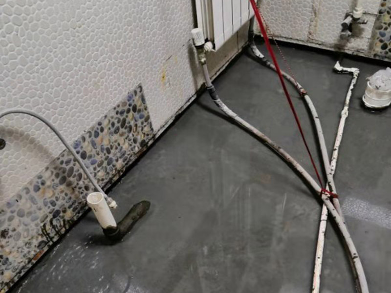衛(wèi)生間閉水試驗(yàn)：防水施工驗(yàn)收，需要進(jìn)行兩次閉水試驗(yàn)。但是沒(méi)有規(guī)定兩次閉水試驗(yàn)都是在什么時(shí)候做，所以不同地區(qū)、不同裝修公司，做兩次試驗(yàn)的時(shí)間也不同。常見(jiàn)兩種做法： 1.第一次防水試驗(yàn)在防水層施工完成，保護(hù)層施工之前進(jìn)行，這種做法可以及早找出防水層施工的錯(cuò)誤，并及時(shí)進(jìn)行改正。 第二次防水試驗(yàn)在保護(hù)層施工完成后進(jìn)行，這一次試驗(yàn)也是業(yè)主、物業(yè)對(duì)防水工程的驗(yàn)收。 2.第一次防水試驗(yàn)在防水完全施工后（保護(hù)層也施工完成），驗(yàn)收也是在此時(shí)進(jìn)行。 第二次防水試驗(yàn)在地面、潔具施工完成后（入住前）。這樣做的好處，是可以檢查在地面施工時(shí)，是否對(duì)防水層造成了破壞。 無(wú)論使用哪種做法，在發(fā)現(xiàn)防水施工錯(cuò)誤之后，應(yīng)立刻進(jìn)行維修。且維修后應(yīng)該重新做兩次閉水試驗(yàn)。