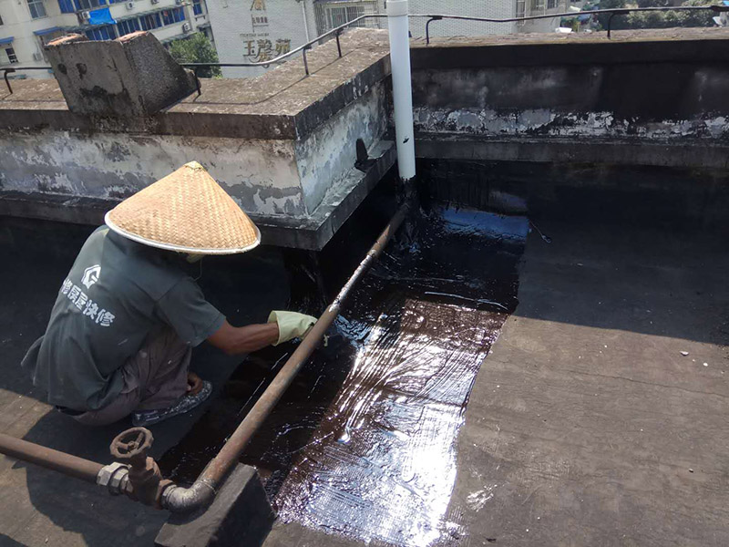 屋頂防水施工：首先，用水泥砂漿找平，同時做好防水層和保護層，然后，檢查基層處理并進行清理，要求不能有任何雜質，且屋面必須保持干燥，否則會直接影響防水效果，最后，根據當天的施工量配置相應的瀝青，并參照從高到低、從遠到近的順序，開始鋪貼屋面防水卷材。