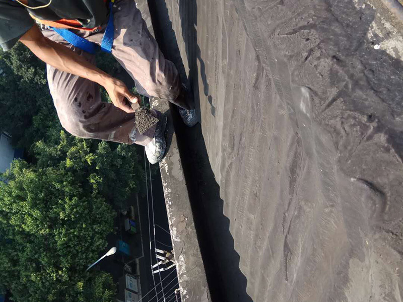 屋頂防水施工：首先，用水泥砂漿找平，同時做好防水層和保護層，然后，檢查基層處理并進行清理，要求不能有任何雜質，且屋面必須保持干燥，否則會直接影響防水效果，最后，根據當天的施工量配置相應的瀝青，并參照從高到低、從遠到近的順序，開始鋪貼屋面防水卷材。