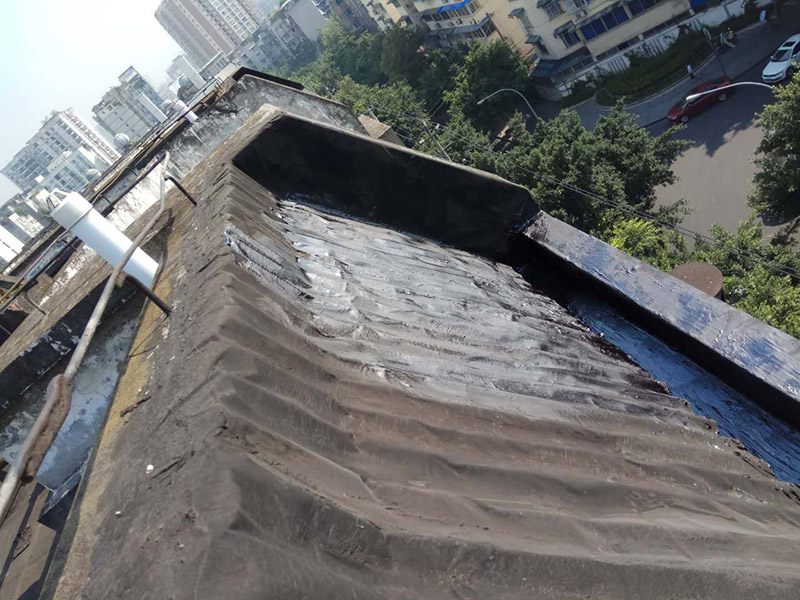 屋頂防水施工：首先，用水泥砂漿找平，同時做好防水層和保護層，然后，檢查基層處理并進行清理，要求不能有任何雜質，且屋面必須保持干燥，否則會直接影響防水效果，最后，根據當天的施工量配置相應的瀝青，并參照從高到低、從遠到近的順序，開始鋪貼屋面防水卷材。