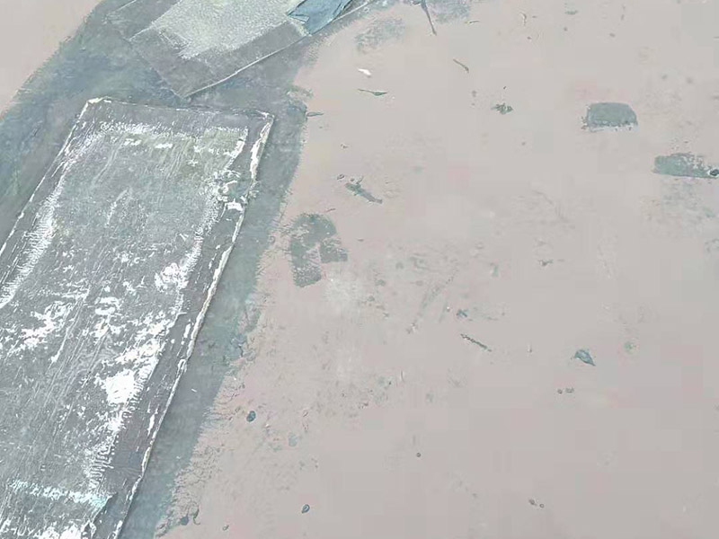 樓頂屋面防水涂刷：1．在干燥表基面上施工防水涂料前應先濕潤基du面至無明水為準，若基面潮濕但無明水可直接施工。2．按配比先將防水漿料乳液倒入拌料桶中，然后再將粉料倒入，充分攪拌至均勻、無料粒糊狀，靜置十分鐘后再攪拌一下，效果更佳。3．用毛刷或滾刷直接將膠漿涂刷在基面上，待第一層完全干透后（約2小時或手擦不粘為準），再涂刷第二遍，兩遍的涂刷方向應交錯。