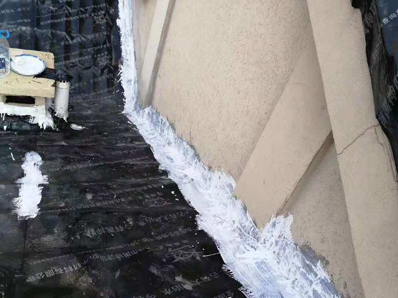 屋頂瓦房鋪防水卷材：1.可以在房子上面鋪上防雨布。2.最好是在瓦下面刷上防雨的材料，之后再鋪瓦。3.可以做防水吊頂。4.傳統的防水補漏。