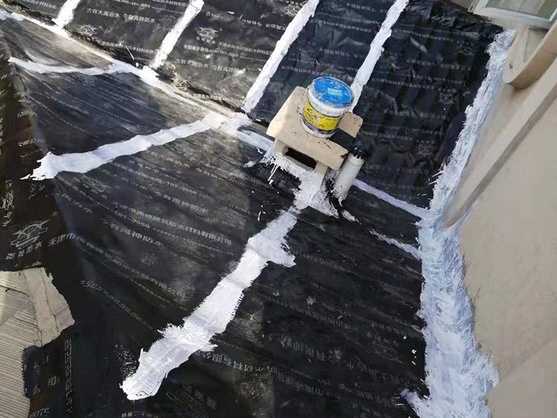 屋頂瓦房鋪防水卷材：1.可以在房子上面鋪上防雨布。2.最好是在瓦下面刷上防雨的材料，之后再鋪瓦。3.可以做防水吊頂。4.傳統的防水補漏。