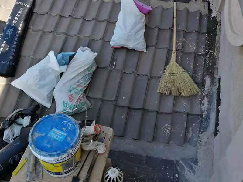 屋頂瓦房鋪防水卷材：1.可以在房子上面鋪上防雨布。2.最好是在瓦下面刷上防雨的材料，之后再鋪瓦。3.可以做防水吊頂。4.傳統的防水補漏。