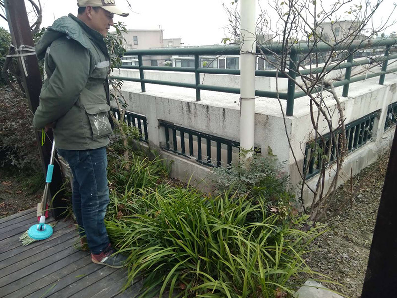 屋頂露臺看現場：如果防水師傅沒有檢驗基層，直接就刷防水涂料的話，那么基層比較差，后期肯定會發生滲漏問題的。當然，有的朋友會說，即便發生這種情況，后果也是該師傅來承擔的。但事實上，真的沒有人會希望發生問題，畢竟在出現問題之后，會給自己生活帶來很大的麻煩。