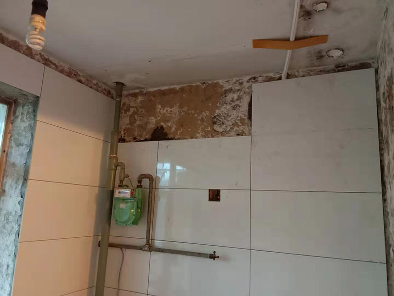 廚房墻面貼瓷磚：貼瓷片要bai根據墻面要du求，把整磚鋪貼到顯眼的地方，把切過的磚往一邊鋪貼。如果有腰線的話可以鋪貼的高度最好是超過灶臺的高度為佳。鋪貼可以鋪貼完一面墻后在進行下個墻面，記住接口位置的拼接。最好能做到90度角，2瓷片碰接45度接口。 1、用細線拉出墻角的角度，最好每個墻角都90度。2、調好水泥漿或水泥砂漿。3、從底下橫著粘貼一排，每個磚的平整度很重要，4、連接墻角度的瓷磚接口是用收邊條還是用45度碰角。5,、一般粘貼高度為2.4米。