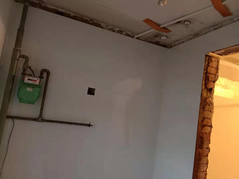 廚房墻面貼瓷磚：貼瓷片要bai根據墻面要du求，把整磚鋪貼到顯眼的地方，把切過的磚往一邊鋪貼。如果有腰線的話可以鋪貼的高度最好是超過灶臺的高度為佳。鋪貼可以鋪貼完一面墻后在進行下個墻面，記住接口位置的拼接。最好能做到90度角，2瓷片碰接45度接口。 1、用細線拉出墻角的角度，最好每個墻角都90度。2、調好水泥漿或水泥砂漿。3、從底下橫著粘貼一排，每個磚的平整度很重要，4、連接墻角度的瓷磚接口是用收邊條還是用45度碰角。5,、一般粘貼高度為2.4米。