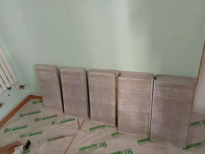 廚房貼瓷磚維修：貼磚之前你的用大盆將瓷磚浸泡12小時然后再拿到蔭涼出放置12小時；地面抄平完畢，做好地面防水及防水保護層。做好水電管線已安裝，并堵實抹平腳手眼和管洞等。臉盆架、鏡卡、管卡、水箱、煤氣等應埋好防腐木磚，位置準確。然后將殘存在基層的砂漿粉渣、灰塵、油污等清理干凈，并提前澆水濕潤。 待底層灰六、七層干時，按圖紙要求，面磚規格及實際條件進行排磚、彈線。刮平，隨抹隨自上而下粘貼面磚，要求砂漿飽滿，虧灰時，取下重貼，并隨時用靠尺檢查平整度，同時保證縫隙寬度一致貼完經自檢無空鼓、不平、不直后，用棉紗擦干凈，用白水泥漿或拍干水泥擦縫，用布將縫內的素漿擦勻，磚面擦干凈。