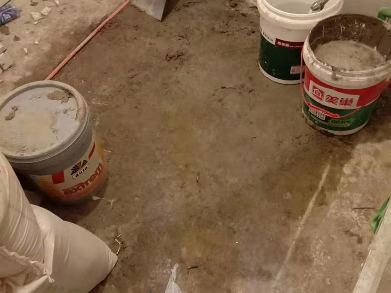 廚房貼瓷磚維修：貼磚之前你的用大盆將瓷磚浸泡12小時然后再拿到蔭涼出放置12小時；地面抄平完畢，做好地面防水及防水保護層。做好水電管線已安裝，并堵實抹平腳手眼和管洞等。臉盆架、鏡卡、管卡、水箱、煤氣等應埋好防腐木磚，位置準確。然后將殘存在基層的砂漿粉渣、灰塵、油污等清理干凈，并提前澆水濕潤。 待底層灰六、七層干時，按圖紙要求，面磚規格及實際條件進行排磚、彈線。刮平，隨抹隨自上而下粘貼面磚，要求砂漿飽滿，虧灰時，取下重貼，并隨時用靠尺檢查平整度，同時保證縫隙寬度一致貼完經自檢無空鼓、不平、不直后，用棉紗擦干凈，用白水泥漿或拍干水泥擦縫，用布將縫內的素漿擦勻，磚面擦干凈。