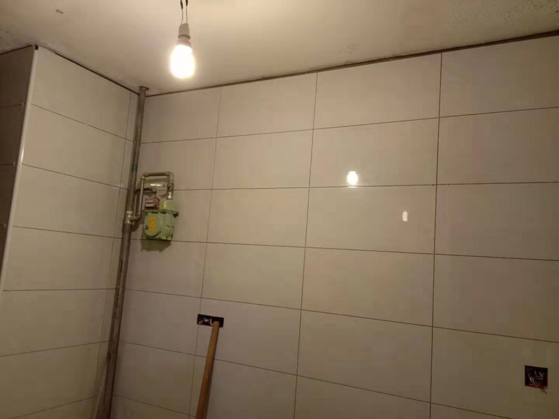 廚房貼瓷磚維修：貼磚之前你的用大盆將瓷磚浸泡12小時然后再拿到蔭涼出放置12小時；地面抄平完畢，做好地面防水及防水保護層。做好水電管線已安裝，并堵實抹平腳手眼和管洞等。臉盆架、鏡卡、管卡、水箱、煤氣等應埋好防腐木磚，位置準確。然后將殘存在基層的砂漿粉渣、灰塵、油污等清理干凈，并提前澆水濕潤。 待底層灰六、七層干時，按圖紙要求，面磚規格及實際條件進行排磚、彈線。刮平，隨抹隨自上而下粘貼面磚，要求砂漿飽滿，虧灰時，取下重貼，并隨時用靠尺檢查平整度，同時保證縫隙寬度一致貼完經自檢無空鼓、不平、不直后，用棉紗擦干凈，用白水泥漿或拍干水泥擦縫，用布將縫內的素漿擦勻，磚面擦干凈。