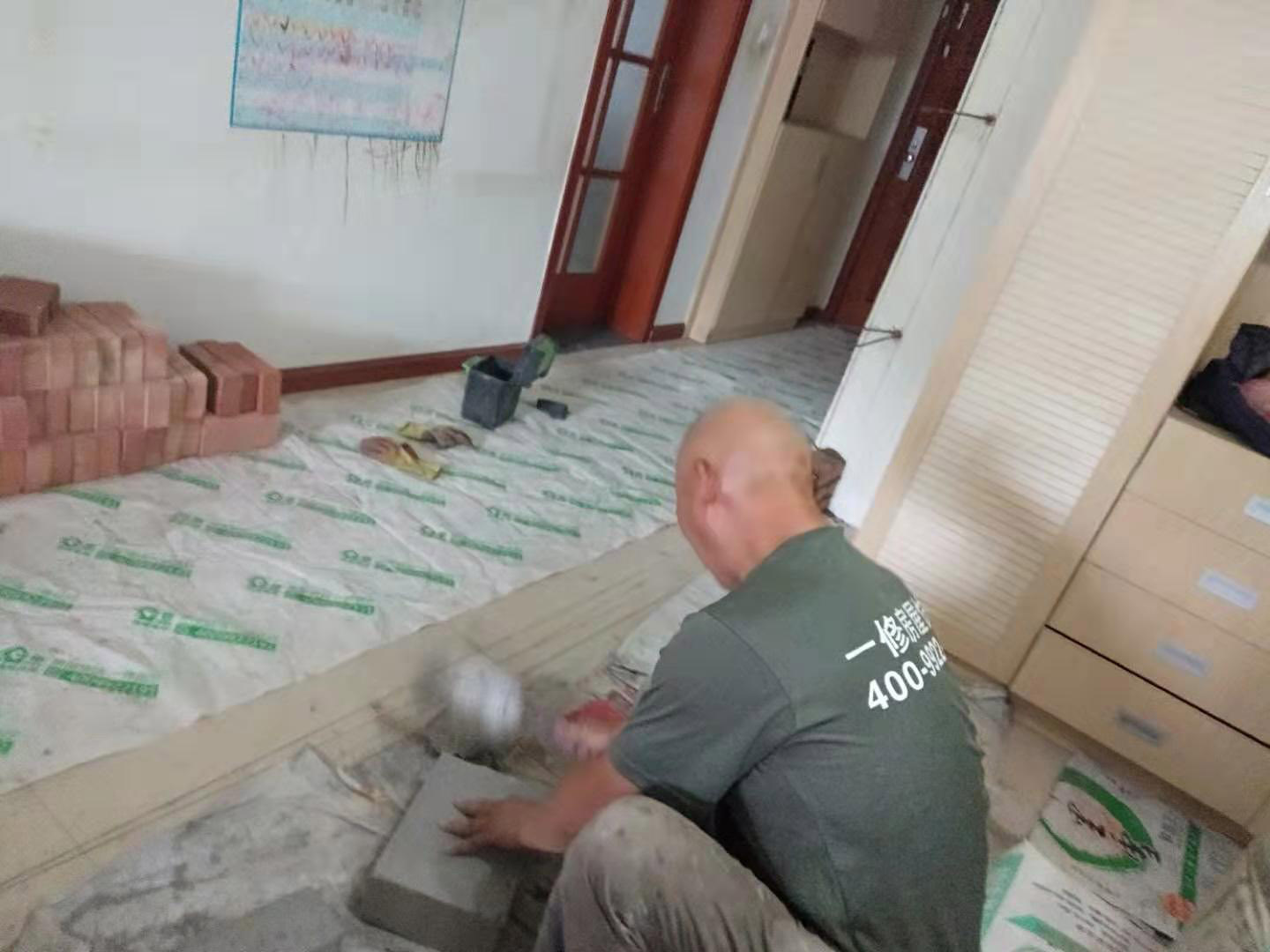 放線砌磚服務：砌墻宜采用一鏟灰、一塊磚、一擠揉的砌磚法。通常包括抄平、放線、擺磚樣、立皮數桿、掛準線、鋪灰、砌磚等工序。如果是清水墻體，還要進行勾縫。未成形的墻體上方，會吊著數根細線。這是用來保證墻面主縫垂直，不游丁走縫，當砌完一步架高時，宜每隔2m水平間距，在丁磚立楞位置彈兩道垂直立線，可以分段控制游丁走縫。
