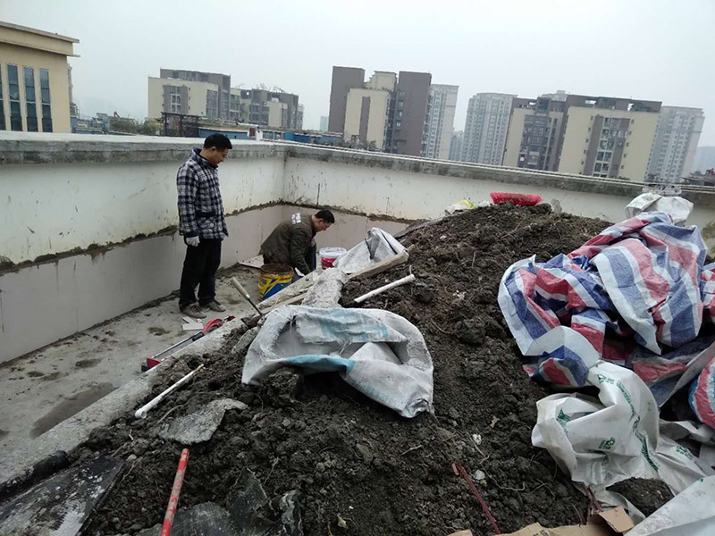 露臺花臺防水施工：是建議在干燥的地方施工，基面越干燥，產品才能滲透越深，如果基面里面都是水分，密度大，材料無法很好的滲透進去。關于防水堵漏的原理，水的漏水源頭沒有堵住，水只會一直往墻體滲透，長期存在墻體內部，當水份達到一定程度會從墻體其他地方滲漏出來。并無法解決根本的問題，只有在屋頂或者外墻外面噴防水劑，讓水無法滲透進墻體直接流走才能徹底解決問題。