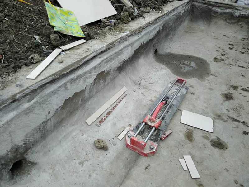 露臺花臺防水施工：是建議在干燥的地方施工，基面越干燥，產品才能滲透越深，如果基面里面都是水分，密度大，材料無法很好的滲透進去。關于防水堵漏的原理，水的漏水源頭沒有堵住，水只會一直往墻體滲透，長期存在墻體內部，當水份達到一定程度會從墻體其他地方滲漏出來。并無法解決根本的問題，只有在屋頂或者外墻外面噴防水劑，讓水無法滲透進墻體直接流走才能徹底解決問題。