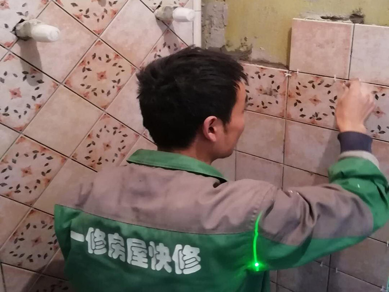 衛生間花磚鋪貼：將水泥與少量建筑膠混合拌勻，做成粘貼劑。把粘貼劑用鏟刀鏟到地面刮平后將瓷磚鋪上，再用鏟刀壓實，這樣自上而下或自左而右的一排排粘貼即可。全部鋪完后，用白水泥漿美縫，把瓷磚間的間隙填實，這樣就完成了