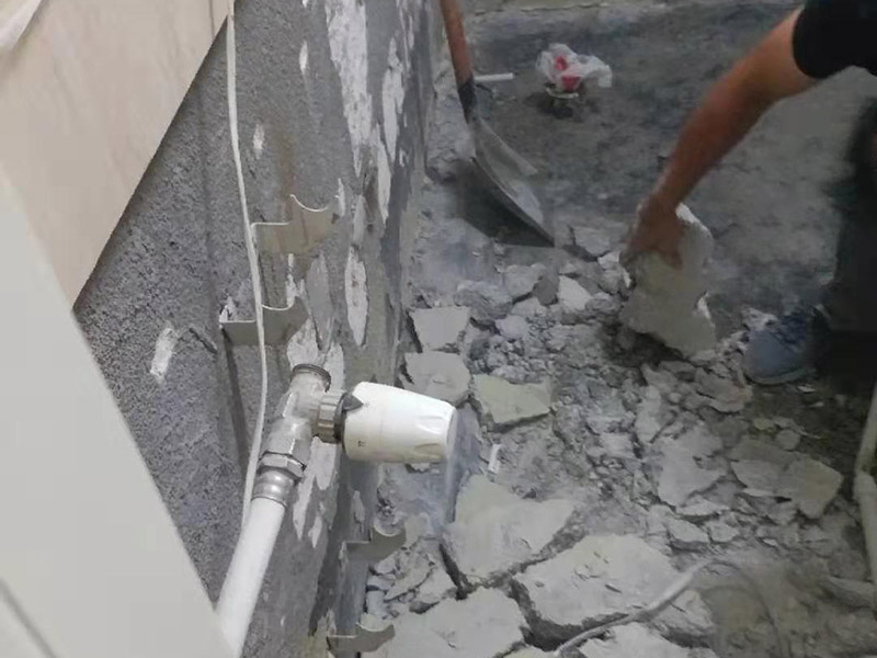 墻磚拆除建渣清運：建筑垃圾最終處置以回填為主。除少數(shù)幾個城市外，大部分城市沒有專門的建筑垃圾填埋場。絕大部分建筑垃圾未經(jīng)任何處理，直接運往郊外或鄉(xiāng)村，采用露天堆放或填埋的方式進行處理，這種簡易堆填耗用大量的土地資源，有極大的安全風險。此外，建筑垃圾運輸、堆放過程中產(chǎn)生的空氣粉塵、污水污染等問題又造成了較嚴重的環(huán)境污染。對建筑垃圾進行技術處理可產(chǎn)生新的材料，但國內(nèi)建筑垃圾資源化利用的案例較少、資源化利用方法不多。