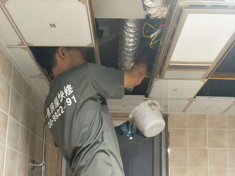 局部打孔安裝服務：實地測量，確定房間管道的分布、房間的高度、房間設施的位置及通風窗的位置等。 1、天花板的預處理，確定吊頂的安裝高度，中間夾層大于300mm，用水平管在四個墻角劃線，并用墨斗彈出水平線。 2、確定通風窗的位置，在墻上用電錘打出直徑100mm的圓形孔。 3、電線預埋，照明線路為2條，取暖器的線路為5條，為了能保證正常使用，可多預埋1～2條。 4、水管、煤氣管等管道的處理，檢查是否有漏水、漏電現象。