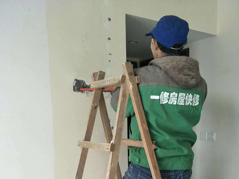 局部打孔安裝服務：實地測量，確定房間管道的分布、房間的高度、房間設施的位置及通風窗的位置等。 1、天花板的預處理，確定吊頂的安裝高度，中間夾層大于300mm，用水平管在四個墻角劃線，并用墨斗彈出水平線。 2、確定通風窗的位置，在墻上用電錘打出直徑100mm的圓形孔。 3、電線預埋，照明線路為2條，取暖器的線路為5條，為了能保證正常使用，可多預埋1～2條。 4、水管、煤氣管等管道的處理，檢查是否有漏水、漏電現象。