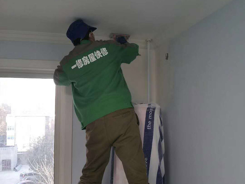 局部打孔安裝服務：實地測量，確定房間管道的分布、房間的高度、房間設施的位置及通風窗的位置等。 1、天花板的預處理，確定吊頂的安裝高度，中間夾層大于300mm，用水平管在四個墻角劃線，并用墨斗彈出水平線。 2、確定通風窗的位置，在墻上用電錘打出直徑100mm的圓形孔。 3、電線預埋，照明線路為2條，取暖器的線路為5條，為了能保證正常使用，可多預埋1～2條。 4、水管、煤氣管等管道的處理，檢查是否有漏水、漏電現象。