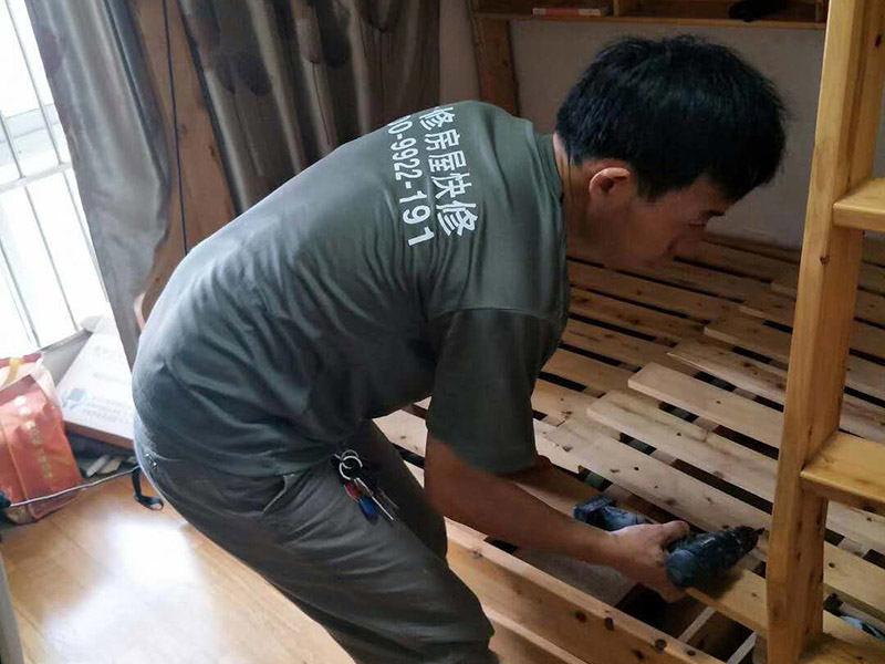 局部打孔安裝服務：實地測量，確定房間管道的分布、房間的高度、房間設施的位置及通風窗的位置等。 1、天花板的預處理，確定吊頂的安裝高度，中間夾層大于300mm，用水平管在四個墻角劃線，并用墨斗彈出水平線。 2、確定通風窗的位置，在墻上用電錘打出直徑100mm的圓形孔。 3、電線預埋，照明線路為2條，取暖器的線路為5條，為了能保證正常使用，可多預埋1～2條。 4、水管、煤氣管等管道的處理，檢查是否有漏水、漏電現象。