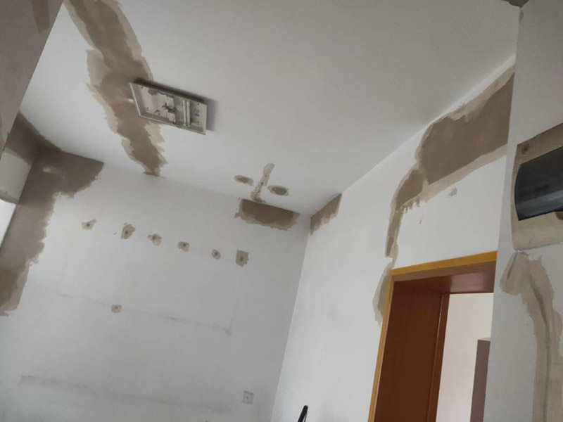 全屋墻面改造:通常要鏟除舊房子的原漆面，先用水噴濕其表層，再用電刨機(jī)或泥刀鏟除其表層漆面，表面已有嚴(yán)重漆面脫落，批燙層呈粉沙化的，應(yīng)鏟除漆層和整個(gè)批燙，直至見到水泥批燙或磚層；然后用膩?zhàn)诱移?，打磨平整光滑，再刷乳膠漆。用石膏線在上部與頂面交接處做陰角，用踢腳線在下部與地面交接處收口。進(jìn)行墻面平整處理后，墻面涂刷底漆的作用是抗堿防潮、封固基材、保護(hù)面漆，提高面漆的質(zhì)感和遮蓋力。