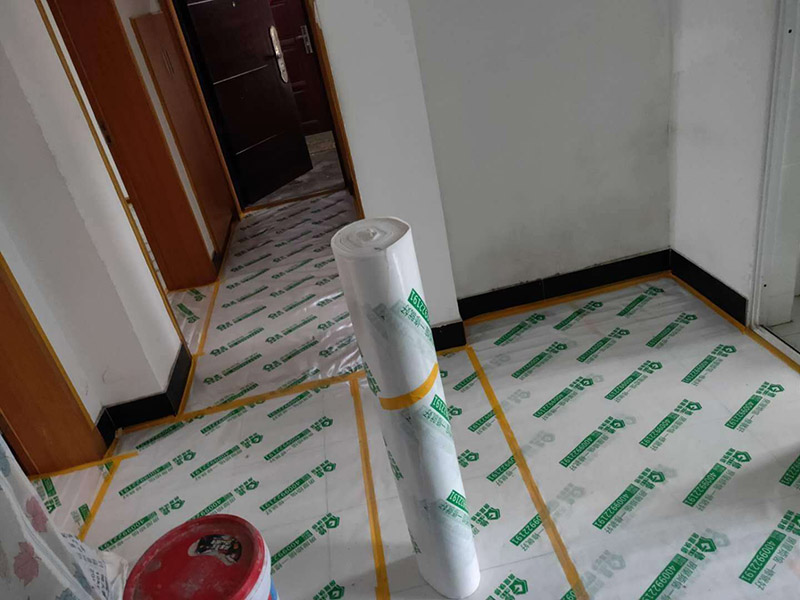 墻面翻新成品保護：各種裝修物料的進場以及各種建筑裝修垃圾的清理，都會經(jīng)過入戶門，這些物品在搬運的過程中，難免會和入戶門發(fā)生磕碰，造成入戶門的磕碰劃傷，所以，第一個需要做好成品保護的地方就是入戶門。地面瓷磚鋪貼完后，用成品保護膜覆蓋磚面，既可以防止裝修時的沙子磨傷地面，同時也能有效地防止油漆涂料等有色液體滴落磚面，造成地面污染。在進行木門、櫥柜、家具等的相關(guān)的安裝或組裝的過程中，成品保護主要體現(xiàn)在兩個方面：一是原有的墻面、地面裝飾的保護，盡量避免因為這些安裝工程對已裝的部分造成破壞；二是安裝的物品本身的保護，注意不要在安裝過程中造成磕碰、劃傷等損傷。