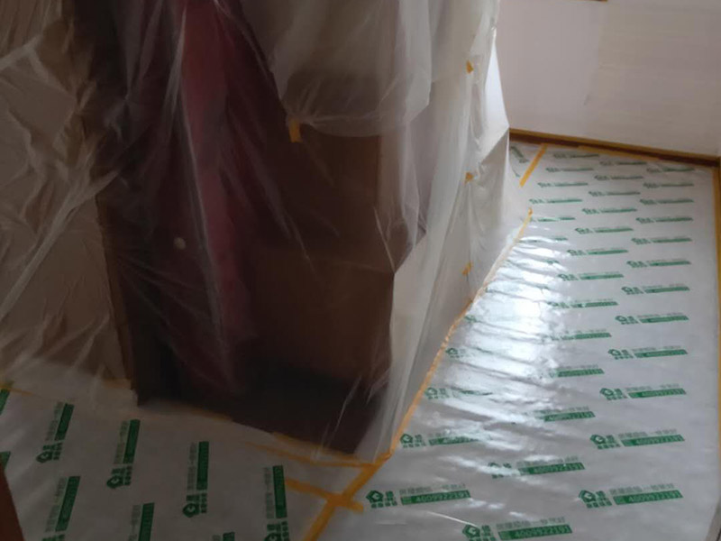 墻面翻新成品保護：各種裝修物料的進場以及各種建筑裝修垃圾的清理，都會經(jīng)過入戶門，這些物品在搬運的過程中，難免會和入戶門發(fā)生磕碰，造成入戶門的磕碰劃傷，所以，第一個需要做好成品保護的地方就是入戶門。地面瓷磚鋪貼完后，用成品保護膜覆蓋磚面，既可以防止裝修時的沙子磨傷地面，同時也能有效地防止油漆涂料等有色液體滴落磚面，造成地面污染。在進行木門、櫥柜、家具等的相關(guān)的安裝或組裝的過程中，成品保護主要體現(xiàn)在兩個方面：一是原有的墻面、地面裝飾的保護，盡量避免因為這些安裝工程對已裝的部分造成破壞；二是安裝的物品本身的保護，注意不要在安裝過程中造成磕碰、劃傷等損傷。