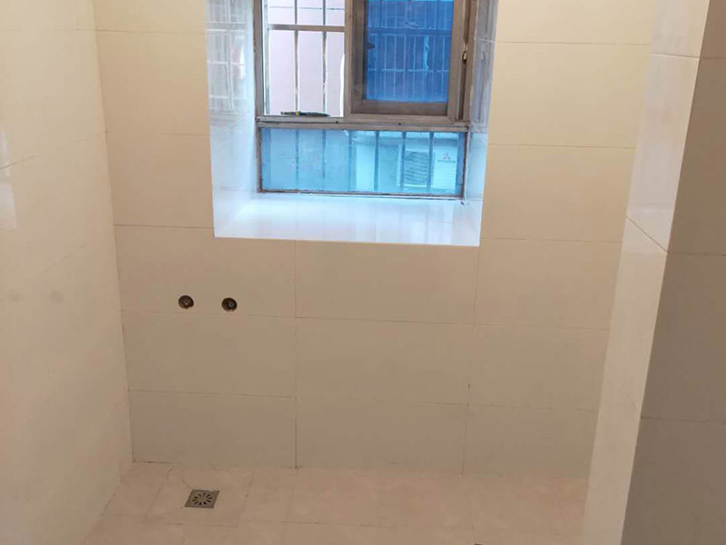 衛(wèi)生間裝修翻新：1、水電改造；這是很重要第一步基石，單靠自己的微薄力量是不行的，需要和師傅一起構(gòu)思出一份詳細(xì)的水電走向圖，師傅會(huì)參考您的意見，滿足使用的需求，對(duì)以后的維修和保養(yǎng)都有好處。2、防水措施；不要小看這一個(gè)步驟哦，作為大量用水的場(chǎng)所，一個(gè)良好的防水措施是非常有必要的，從地面開始，然后上升到到墻面，涂刷時(shí)要仔細(xì)，確保厚度均勻且達(dá)標(biāo)，和管道的交界處也別忘記涂抹。3、瓷磚鋪貼；貼磚能起到很多作用，最顯眼的就是讓空間更加美觀、精致，其次，它還能對(duì)墻面和地面起到很好的防水效果。