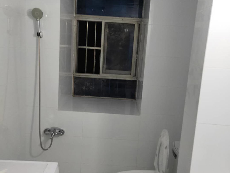 衛(wèi)生間裝修翻新：1、水電改造；這是很重要第一步基石，單靠自己的微薄力量是不行的，需要和師傅一起構(gòu)思出一份詳細(xì)的水電走向圖，師傅會(huì)參考您的意見，滿足使用的需求，對(duì)以后的維修和保養(yǎng)都有好處。2、防水措施；不要小看這一個(gè)步驟哦，作為大量用水的場(chǎng)所，一個(gè)良好的防水措施是非常有必要的，從地面開始，然后上升到到墻面，涂刷時(shí)要仔細(xì)，確保厚度均勻且達(dá)標(biāo)，和管道的交界處也別忘記涂抹。3、瓷磚鋪貼；貼磚能起到很多作用，最顯眼的就是讓空間更加美觀、精致，其次，它還能對(duì)墻面和地面起到很好的防水效果。