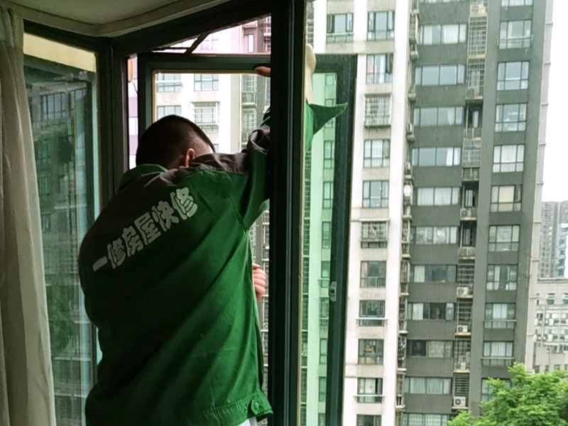 窗戶支架更換：1、測尺寸：封陽臺前需要測量好尺寸，在安裝前，應檢驗窗戶尺寸與封陽臺的洞口尺寸是否一致。 2、固定支架：安裝窗戶時，先把窗戶固定在洞口處，然后使用螺絲加塑料脹銷固定。 3、檢查是否安正：窗框和窗戶洞口連接好之后，需要檢查窗戶是否安裝正了。如果傾斜，需要使用吊錘安正。