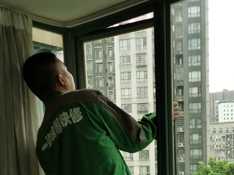 窗戶支架更換：1、測尺寸：封陽臺前需要測量好尺寸，在安裝前，應檢驗窗戶尺寸與封陽臺的洞口尺寸是否一致。 2、固定支架：安裝窗戶時，先把窗戶固定在洞口處，然后使用螺絲加塑料脹銷固定。 3、檢查是否安正：窗框和窗戶洞口連接好之后，需要檢查窗戶是否安裝正了。如果傾斜，需要使用吊錘安正。