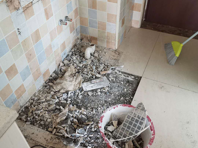 地磚拆除查漏水：1、 先找到主要的漏水點(diǎn)。首先把地板擦干，觀察出水的位置。 2、接著將出水點(diǎn)周?chē)牡匕宕u切掉，如果發(fā)現(xiàn)出水點(diǎn)，就可以將自來(lái)水總開(kāi)關(guān)關(guān)閉，打開(kāi)低位置的水龍頭，放干水管里的水。在漏水的那一段水管的前面撥開(kāi)水管，給水管吹入濃煙，看哪里出煙，將之標(biāo)記好位置。3、 如果沒(méi)有發(fā)現(xiàn)出水點(diǎn)，那只能把水管走向的地板磚全部拆除，發(fā)現(xiàn)出水點(diǎn)后繼續(xù)第二步驟。在修好水管之后重新貼相應(yīng)地磚。或者重新布置水管，然后把漏水的管子廢掉不用。 4、建議最好找專(zhuān)業(yè)人員操作，以免造成不必要的損失。