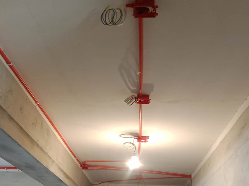 電路改造維修：定位確定好后，電工師傅會按照定位和電路走向來進行開槽布線，開的槽要橫平豎直，這才是規(guī)范的操作，不允許開橫槽，會影響墻體的承重力。接下來就是進行布線了，通常都是采用暗埋線管的方式，線管分為兩種，一種是冷彎管，還有一種PVC管。冷彎管是布線的最好選擇，特點是可以彎曲而不斷裂，價格比較貴，它的轉角有一定弧度，更換線比較方便，不用開墻更換。 選擇擇冷彎管的時候，需要借助彎管工具，弧度是線管直徑的十倍，這樣穿線或拆線，才能暢通無阻。