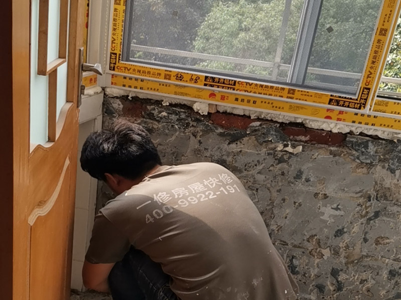 陽臺墻面基層鏟除：第一步：大檢查；鑒別方法是墻面灑水后，用鏟刀刮墻，很難鏟掉的應該是水泥墻面;很容易鏟掉的就是大白粉加膠水的“大白膩子”，由于其易受潮粉化并含有甲醛的工程膠水，需要鏟除。 第二步：封固層處理；首先，清除空鼓，用水浸濕墻面白粉層，鏟掉墻皮。第二，墻面輥刷界面劑清理浮灰，提高附著力。最后，用找平修補砂漿修補空鼓、線槽、孔洞，嵌縫石膏進行溝縫處理。 第三步：厚找平層處理；平整度好的毛坯墻(毛坯房交房規范平整度在±3毫米)就不需要用找平修補砂漿進行厚找平了，直接用耐水膩子或功能型生態膩子進行精找平就可以。 第四步：精找平層處理；厚找平層處理完后，就可以批刮