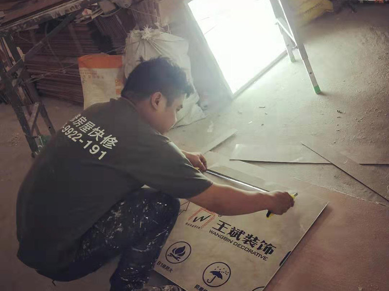 全屋裝修翻新：1、墻面翻新 老房裝修翻新不能隨便的去拆墻體，很多人覺得只有承重墻才不能隨便拆改，其實非承重墻也不可以隨便拆改，雖然是次要的承重，但是它也能起到支撐作用，所以要視情況而定，能不拆的盡量不要去拆。 2、地面翻新 很多業(yè)主覺得地板翻新，找個師傅把破壞的地板進行打磨就可以，然后進行打蠟保養(yǎng)就可以了。其實并不是這樣的，有些地板不能翻新，比如：強化復(fù)合地板，是不可以翻新，有破壞的地板，需要更換新的。 3、水電改造 水電改造是比較復(fù)雜的工程，很多業(yè)主覺得實用那么長時間都沒有出問題，然后就覺得不需要改，這是錯誤的想法，水電關(guān)系到我們的生命安全。在翻新前要先檢查，然后根據(jù)情況進行改造，老房布局很多都是不合理的。使用時間久了容易老化，水電一定要進行整改，因為它是隱蔽工程，避免日后帶來不必要的麻煩。 4、門窗改造 很多人為了節(jié)省一些費用，然后就沒有更換門窗，后來你會發(fā)現(xiàn)并沒有省下錢。門窗隱患是沒有那么容易看出的，因此要找專業(yè)的師傅檢查，然后確定需不需要更換。