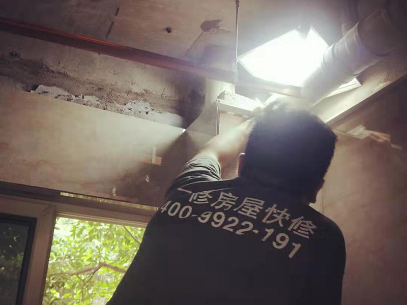 全屋裝修翻新：1、墻面翻新 老房裝修翻新不能隨便的去拆墻體，很多人覺得只有承重墻才不能隨便拆改，其實非承重墻也不可以隨便拆改，雖然是次要的承重，但是它也能起到支撐作用，所以要視情況而定，能不拆的盡量不要去拆。 2、地面翻新 很多業(yè)主覺得地板翻新，找個師傅把破壞的地板進行打磨就可以，然后進行打蠟保養(yǎng)就可以了。其實并不是這樣的，有些地板不能翻新，比如：強化復(fù)合地板，是不可以翻新，有破壞的地板，需要更換新的。 3、水電改造 水電改造是比較復(fù)雜的工程，很多業(yè)主覺得實用那么長時間都沒有出問題，然后就覺得不需要改，這是錯誤的想法，水電關(guān)系到我們的生命安全。在翻新前要先檢查，然后根據(jù)情況進行改造，老房布局很多都是不合理的。使用時間久了容易老化，水電一定要進行整改，因為它是隱蔽工程，避免日后帶來不必要的麻煩。 4、門窗改造 很多人為了節(jié)省一些費用，然后就沒有更換門窗，后來你會發(fā)現(xiàn)并沒有省下錢。門窗隱患是沒有那么容易看出的，因此要找專業(yè)的師傅檢查，然后確定需不需要更換。