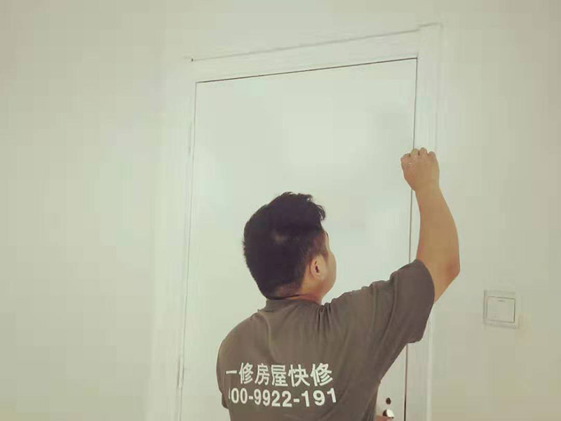 全屋裝修翻新：1、墻面翻新 老房裝修翻新不能隨便的去拆墻體，很多人覺得只有承重墻才不能隨便拆改，其實非承重墻也不可以隨便拆改，雖然是次要的承重，但是它也能起到支撐作用，所以要視情況而定，能不拆的盡量不要去拆。 2、地面翻新 很多業(yè)主覺得地板翻新，找個師傅把破壞的地板進行打磨就可以，然后進行打蠟保養(yǎng)就可以了。其實并不是這樣的，有些地板不能翻新，比如：強化復(fù)合地板，是不可以翻新，有破壞的地板，需要更換新的。 3、水電改造 水電改造是比較復(fù)雜的工程，很多業(yè)主覺得實用那么長時間都沒有出問題，然后就覺得不需要改，這是錯誤的想法，水電關(guān)系到我們的生命安全。在翻新前要先檢查，然后根據(jù)情況進行改造，老房布局很多都是不合理的。使用時間久了容易老化，水電一定要進行整改，因為它是隱蔽工程，避免日后帶來不必要的麻煩。 4、門窗改造 很多人為了節(jié)省一些費用，然后就沒有更換門窗，后來你會發(fā)現(xiàn)并沒有省下錢。門窗隱患是沒有那么容易看出的，因此要找專業(yè)的師傅檢查，然后確定需不需要更換。