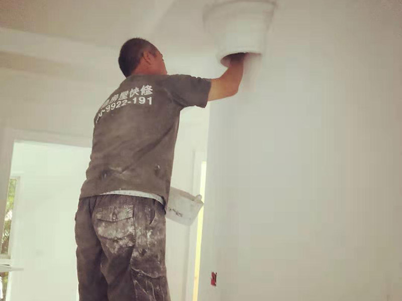 全屋裝修翻新：1、墻面翻新 老房裝修翻新不能隨便的去拆墻體，很多人覺得只有承重墻才不能隨便拆改，其實非承重墻也不可以隨便拆改，雖然是次要的承重，但是它也能起到支撐作用，所以要視情況而定，能不拆的盡量不要去拆。 2、地面翻新 很多業(yè)主覺得地板翻新，找個師傅把破壞的地板進行打磨就可以，然后進行打蠟保養(yǎng)就可以了。其實并不是這樣的，有些地板不能翻新，比如：強化復(fù)合地板，是不可以翻新，有破壞的地板，需要更換新的。 3、水電改造 水電改造是比較復(fù)雜的工程，很多業(yè)主覺得實用那么長時間都沒有出問題，然后就覺得不需要改，這是錯誤的想法，水電關(guān)系到我們的生命安全。在翻新前要先檢查，然后根據(jù)情況進行改造，老房布局很多都是不合理的。使用時間久了容易老化，水電一定要進行整改，因為它是隱蔽工程，避免日后帶來不必要的麻煩。 4、門窗改造 很多人為了節(jié)省一些費用，然后就沒有更換門窗，后來你會發(fā)現(xiàn)并沒有省下錢。門窗隱患是沒有那么容易看出的，因此要找專業(yè)的師傅檢查，然后確定需不需要更換。