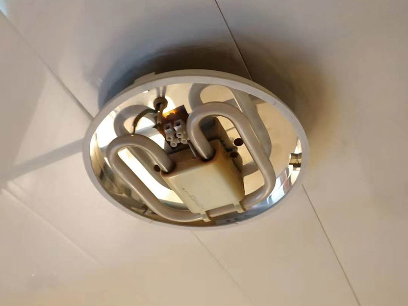 浴室燈維修：用吸盤把扣板吸下來，切忌用利器。照明旁邊的扣板可以輕松的被取了下來。然后取下照明燈的面板，無論是環(huán)形還是蝶形燈管，都可以用正常去燈管的方法去掉。把新入手的燈管按照卡子的方向一一卡上去，上電源插座。將燈罩按照之前的順序裝上。將剩下的面板按照拆下的順序再裝上，就完成了。