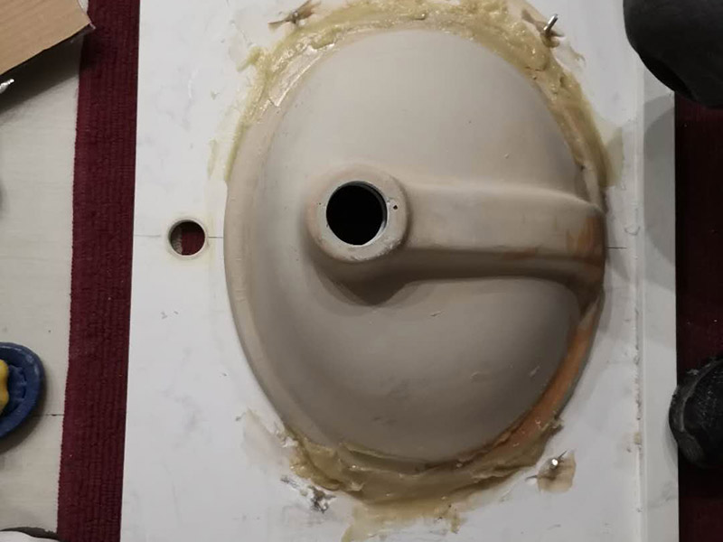 浴室柜安裝：在標(biāo)注好的位置，用氣鉆打孔先安裝主柜；再安裝洗臉盆，用玻璃膠固定好；再安裝水龍頭，接著就是下水器；安裝鏡子，還有置物架；完成。