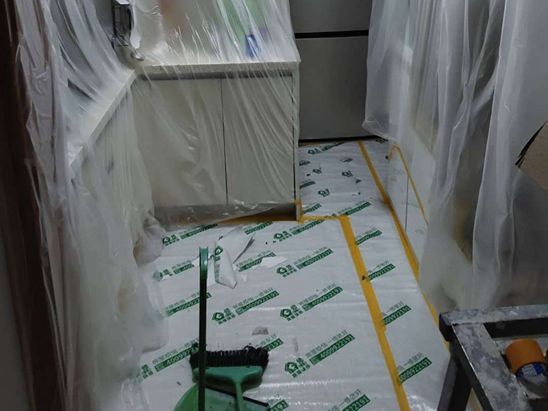 全屋翻新成品保護(hù)：成品保護(hù)的一般方法主要有：“蓋、遮、圍、堵、包、綁”。對(duì)于不同類(lèi)型的物品，保護(hù)的方法是完全不同的。地面工程覆蓋保護(hù)，這類(lèi)就是蓋。采取搭棚等措施對(duì)成品進(jìn)行遮護(hù)，就是遮。將有關(guān)排水、電氣等管道事先進(jìn)行封堵，防止雜物、泥土等堵塞孔道就是堵；對(duì)成品進(jìn)行有關(guān)包裹工作，如采用泡沫板、布條、設(shè)備包裝箱等就是包。