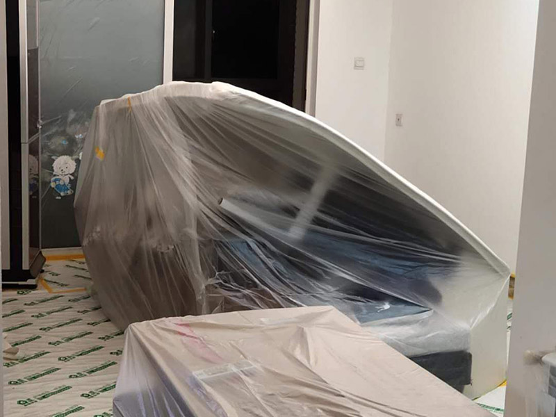 全屋翻新成品保護(hù)：成品保護(hù)的一般方法主要有：“蓋、遮、圍、堵、包、綁”。對(duì)于不同類(lèi)型的物品，保護(hù)的方法是完全不同的。地面工程覆蓋保護(hù)，這類(lèi)就是蓋。采取搭棚等措施對(duì)成品進(jìn)行遮護(hù)，就是遮。將有關(guān)排水、電氣等管道事先進(jìn)行封堵，防止雜物、泥土等堵塞孔道就是堵；對(duì)成品進(jìn)行有關(guān)包裹工作，如采用泡沫板、布條、設(shè)備包裝箱等就是包。