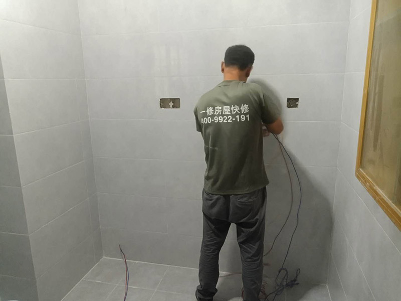 廚衛(wèi)墻面防水貼磚：衛(wèi)生間的防水工作流程，都是在地面用水泥砂漿找平一次，等它干透后再做防水。那些詢問做完防水能不能馬上貼瓷磚的業(yè)主，首先要搞清楚，防水不是只做一遍就可以的。一般的防水施工要做2到3遍，而且防水的順序也是有講究的，比如，要先做完墻面防水再貼墻磚，其次才可以做地面防水，再貼地磚。因為地面經(jīng)常會踩來踩去，地面防水如果先做了會很容易踩壞。