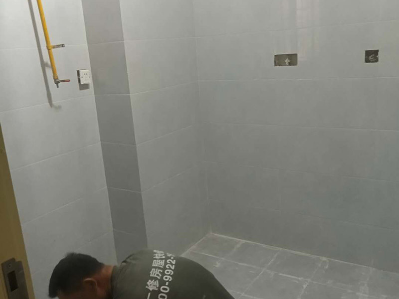 廚衛(wèi)墻面防水貼磚：衛(wèi)生間的防水工作流程，都是在地面用水泥砂漿找平一次，等它干透后再做防水。那些詢問做完防水能不能馬上貼瓷磚的業(yè)主，首先要搞清楚，防水不是只做一遍就可以的。一般的防水施工要做2到3遍，而且防水的順序也是有講究的，比如，要先做完墻面防水再貼墻磚，其次才可以做地面防水，再貼地磚。因為地面經(jīng)常會踩來踩去，地面防水如果先做了會很容易踩壞。