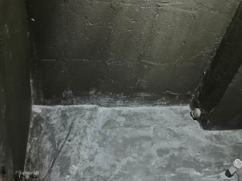 廚衛(wèi)墻面防水貼磚：衛(wèi)生間的防水工作流程，都是在地面用水泥砂漿找平一次，等它干透后再做防水。那些詢問做完防水能不能馬上貼瓷磚的業(yè)主，首先要搞清楚，防水不是只做一遍就可以的。一般的防水施工要做2到3遍，而且防水的順序也是有講究的，比如，要先做完墻面防水再貼墻磚，其次才可以做地面防水，再貼地磚。因為地面經(jīng)常會踩來踩去，地面防水如果先做了會很容易踩壞。