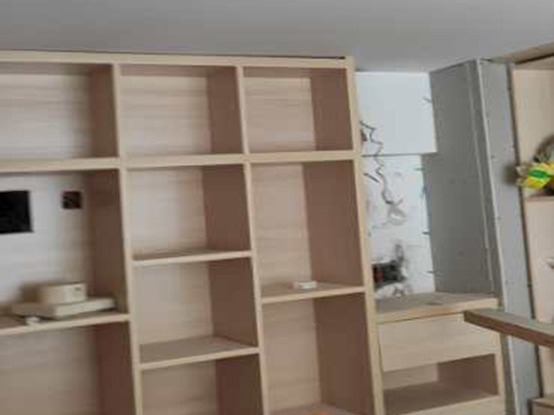全屋柜體瓷磚安裝：瓷磚櫥柜的底座：一般為10-15厘米左右，可以用實體磚在地面上擺，然后把瓷磚放在實體磚上，注意在瓷磚邊緣貼上鑲邊兒，然后砌水泥，水泥砌到鑲邊兒的上沿就可以了，再鋪上一層瓷磚，注意瓷磚的表面朝上，這就是櫥柜的柜底。 櫥柜地柜高度：櫥柜地柜的高度（含臺面）在80cm左右比較合適。 常見的調整腳高度為10cm，臺面高度為4cm。 柜體高度一般為65cm，略高一些為71.5cm。 櫥柜高度=調整腳+柜體+臺面。 