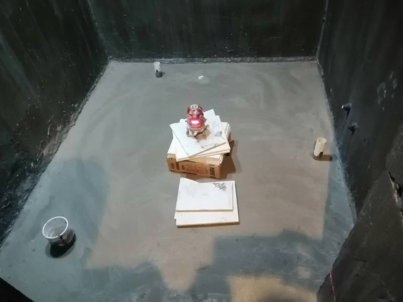 衛生間拆除翻新：對洗浴用具首先進行拆卸，再拆除天花。根據施工隊的施工習慣，洗浴用具可以在所有墻面敲磚前統一拆除，也可以與敲磚穿插進行。在拆除洗浴用具時，需要事先與屋主溝通。如果洗浴用具需要保留使用，則拆卸時注意不能損壞洗浴用具。并不是所有洗浴用具都需要馬上拆卸，馬桶的拆卸是留到進行的，施工期間，可以用木板等材料保護馬桶，以防掉落物砸壞。