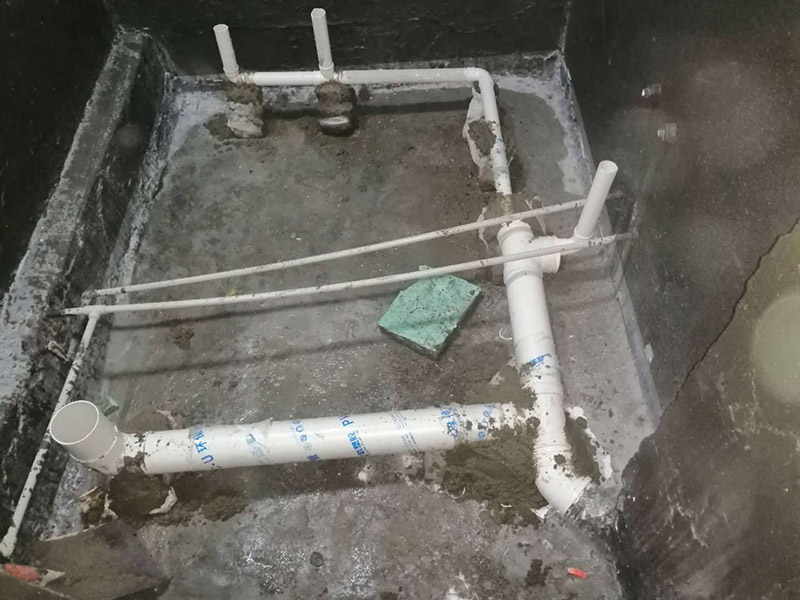 衛生間拆除翻新：對洗浴用具首先進行拆卸，再拆除天花。根據施工隊的施工習慣，洗浴用具可以在所有墻面敲磚前統一拆除，也可以與敲磚穿插進行。在拆除洗浴用具時，需要事先與屋主溝通。如果洗浴用具需要保留使用，則拆卸時注意不能損壞洗浴用具。并不是所有洗浴用具都需要馬上拆卸，馬桶的拆卸是留到進行的，施工期間，可以用木板等材料保護馬桶，以防掉落物砸壞。