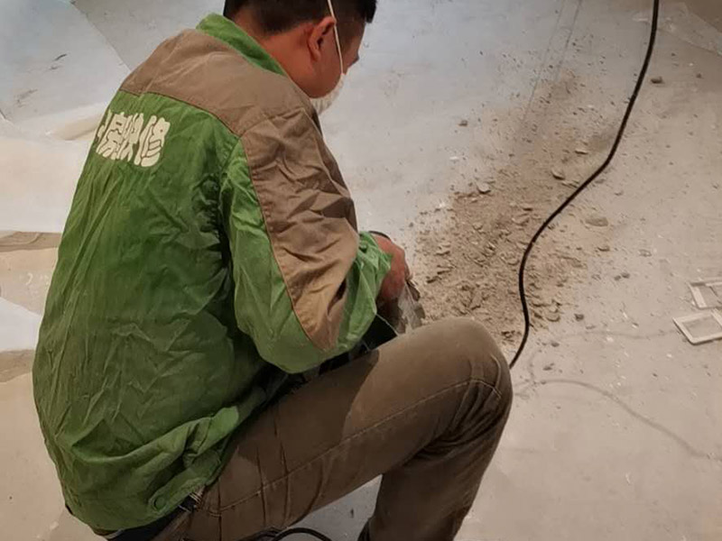 地面線路開槽維修：1、開槽過程中，不允許出現(xiàn)在承重墻面橫向開槽大于100cm的現(xiàn)象，因?yàn)闄M向開槽將破壞整樓的承重，使得抗震能力降低而且墻面容易開裂。如果是保溫墻的話，開很長的橫槽有可能會(huì)導(dǎo)致開槽上部的保溫層整體脫落。墻面開槽一般都應(yīng)該是豎向垂直開槽。 　　2、預(yù)埋直徑1.6cm的線管墻體開槽的深度不得小于3cm，這樣封槽后刮膩?zhàn)泳筒怀霈F(xiàn)墻面不平整的現(xiàn)象了，也避免時(shí)間長了因封槽太淺導(dǎo)致墻漆開裂。 　　3、開槽過程中如遇線管90°彎時(shí)，應(yīng)擴(kuò)大開槽的位置，使線管能呈現(xiàn)出兩個(gè)45°彎，以便于施工過程中穿線和日后檢修。 　　4、線槽和線槽的距離不能小于100mm，同一條線槽內(nèi)布線管數(shù)不建議超過6根。
